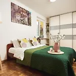 Lumina Spacious Near The Zachodnia Station شقة *