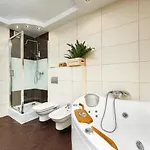 Lumina Spacious Near The Zachodnia Station شقة