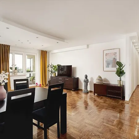 Apartment Lumina Spacious Near The Zachodnia Station